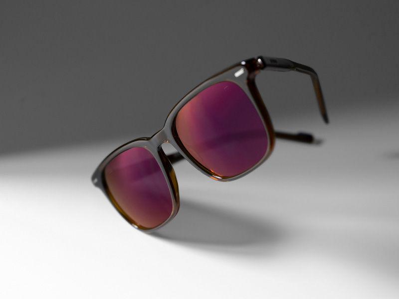 ZEISS DuraVision Gold UV -linssipinnoite värillisissä viininpunaisissa silmälasilinsseissä.