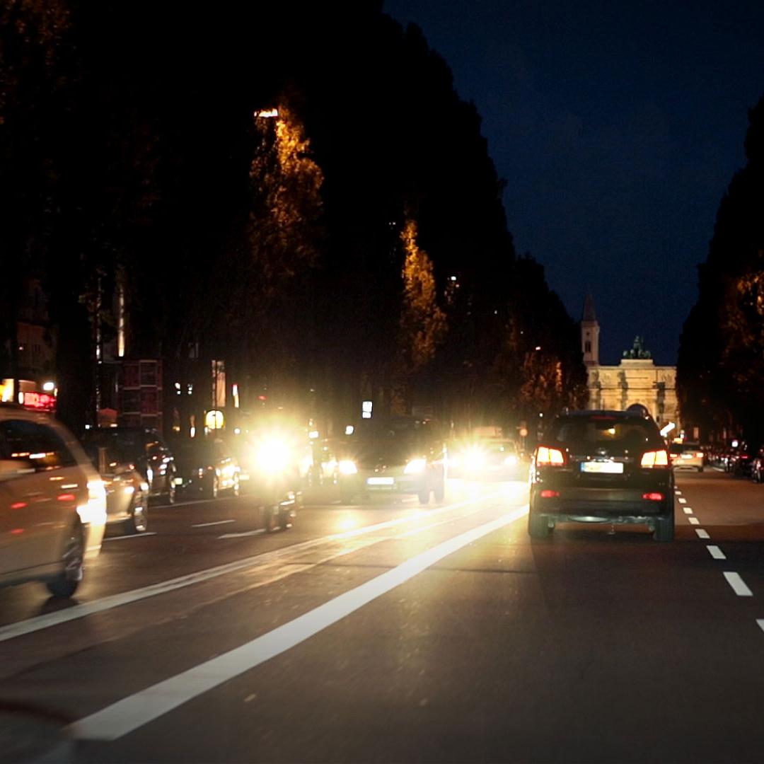 Yöaikaan vastaantulevien autojen ajovaloista ja märästä tiestä tuleva häikäisy 