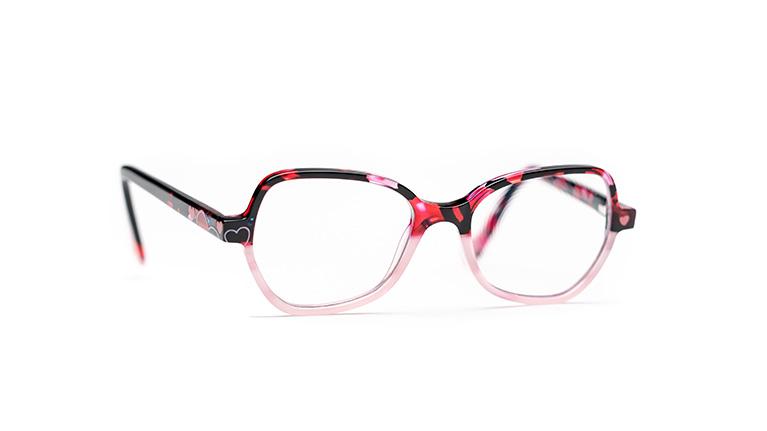 Lasten silmälasilinssit sekä mustat, punaiset ja vaaleanpunaiset kehykset, joissa on sydämiä.