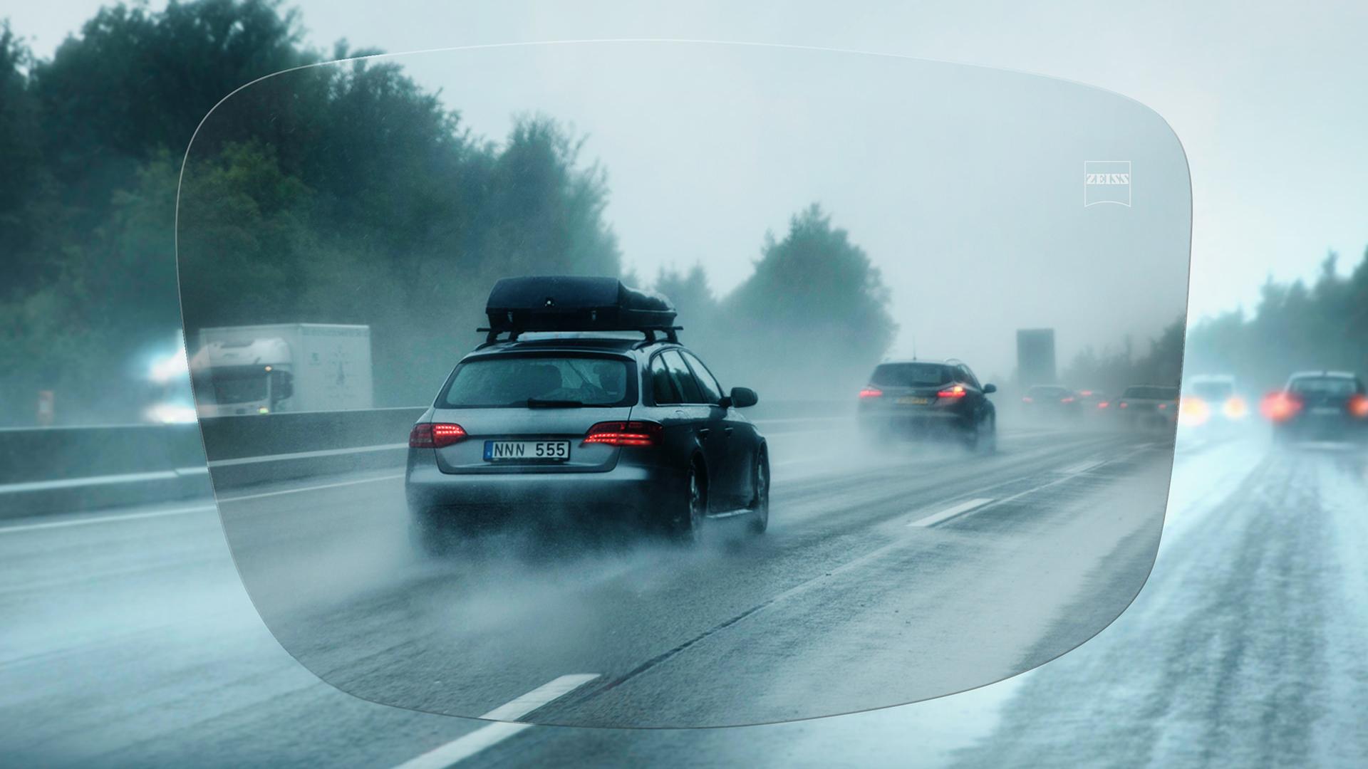 Näkymä ZEISS DriveSafe Single Vision -linssien läpi moottoritielle sateisena päivänä 