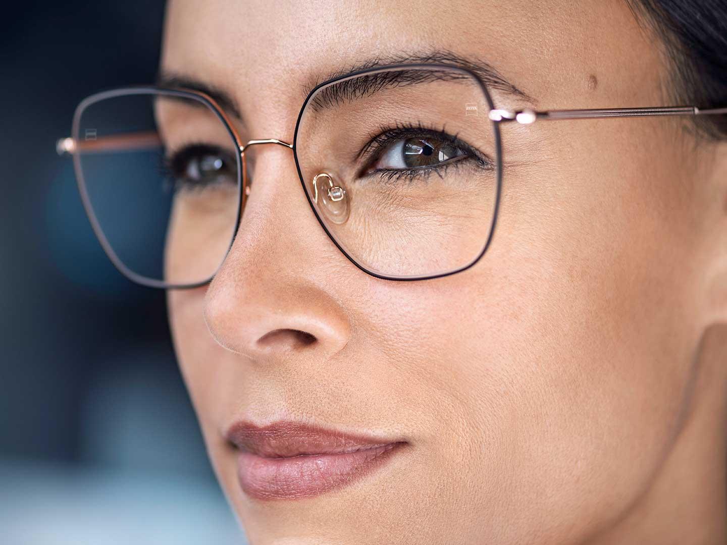 Aurinkolaseja vastaava tummuus ulkona ja täydellinen kirkkaus sisällä