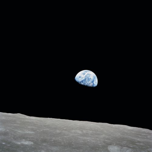 Ikoninen kuva nousevasta maasta, otettu ZEISSin 250 mm:n Sonnar-teleobjektiivilla Apollo 8 -lennon aikana. 