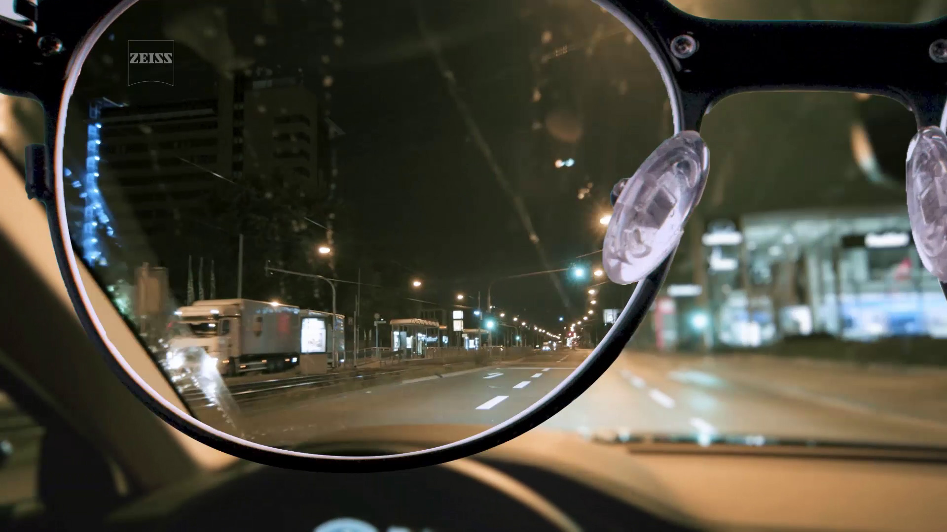 Silmälasilinssien kehittäminen autolla ajamiseen