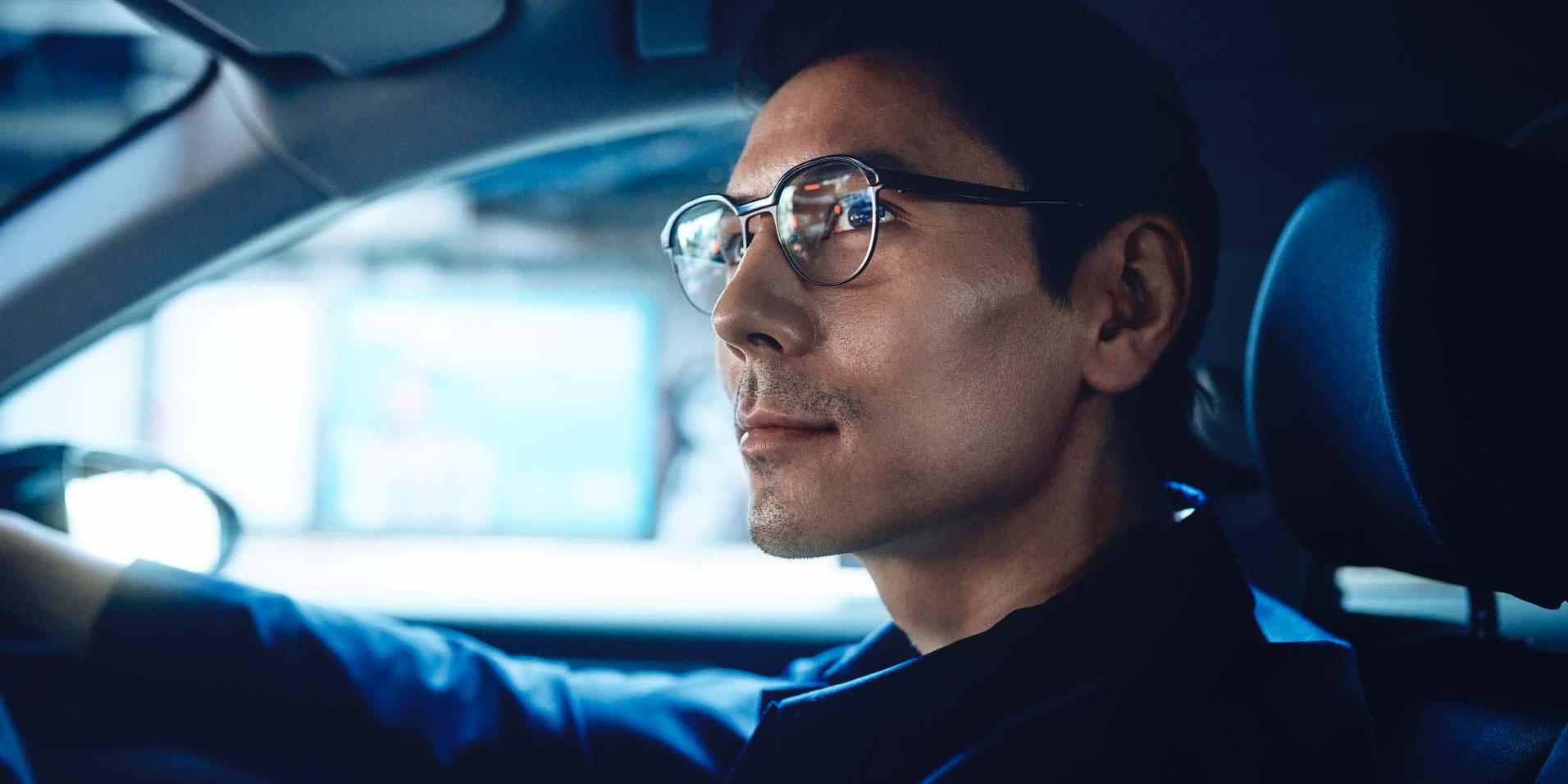Parhaat silmälasit autolla ajamiseen – saavuta määränpääsi turvallisesti