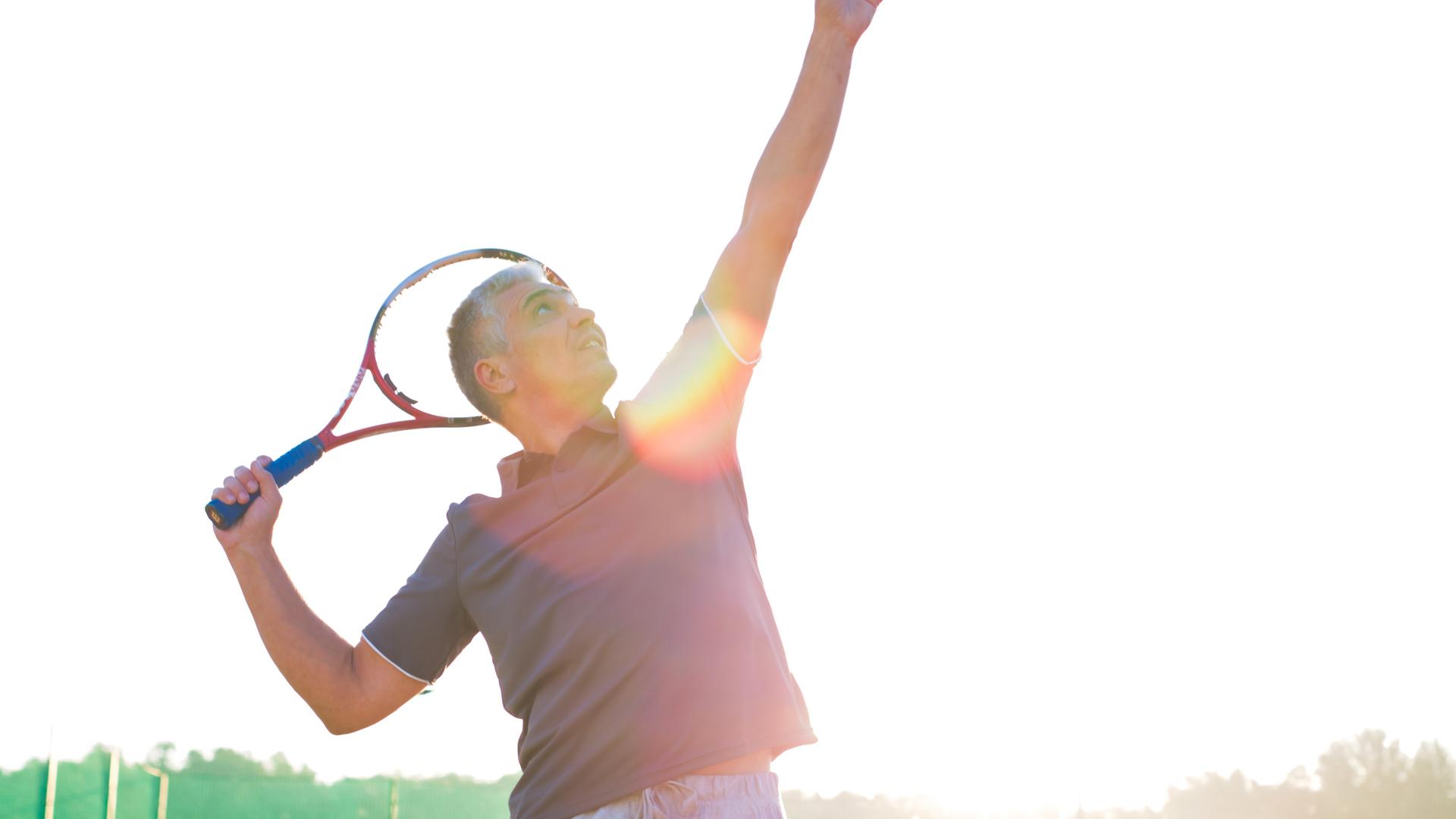 Mies pelaa tennistä
