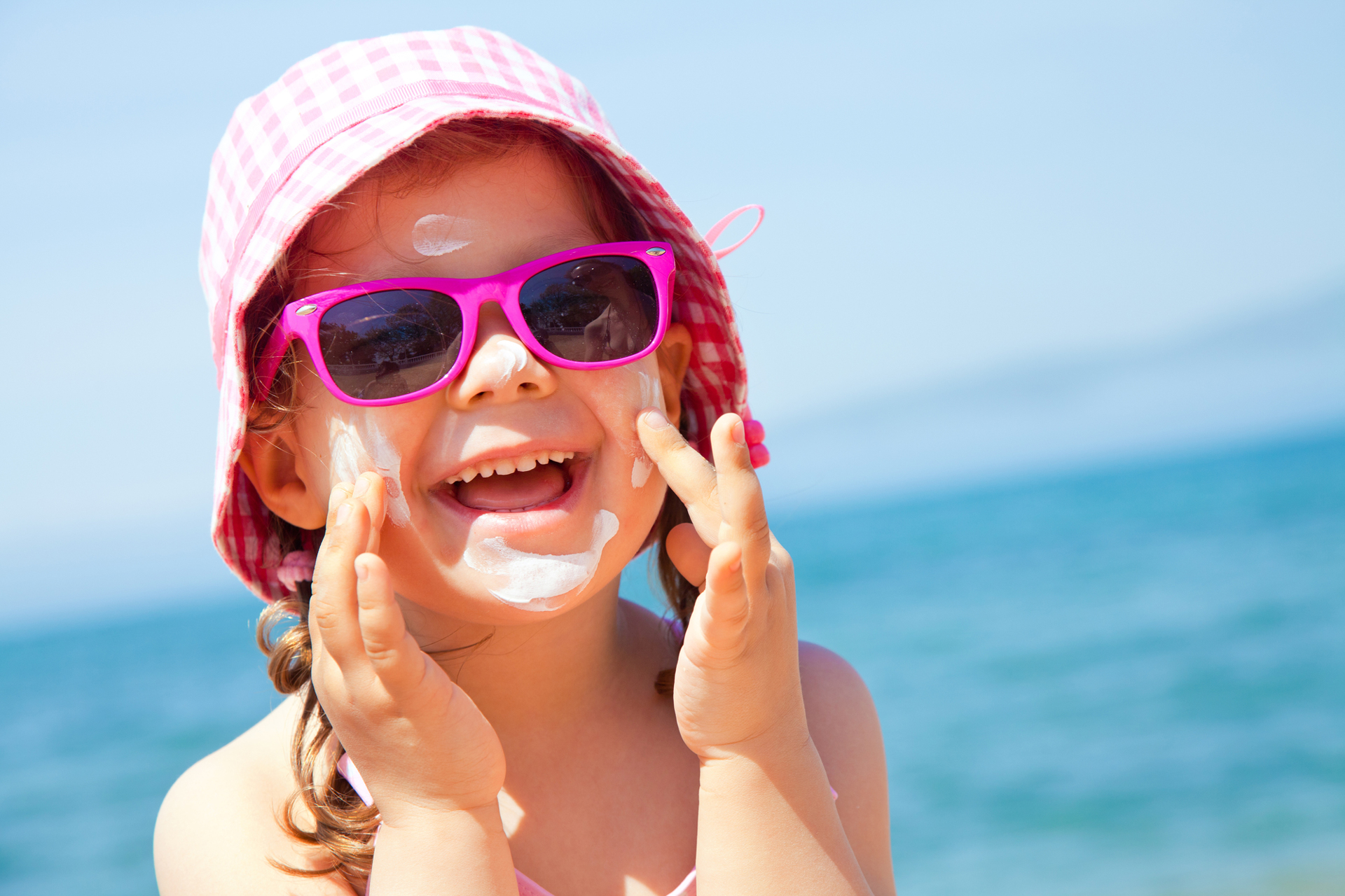 Lasten silmät ovat herkempiä UV-säteilylle, ja on tärkeää suojata heidän ihonsa ja silmänsä auringolta. 