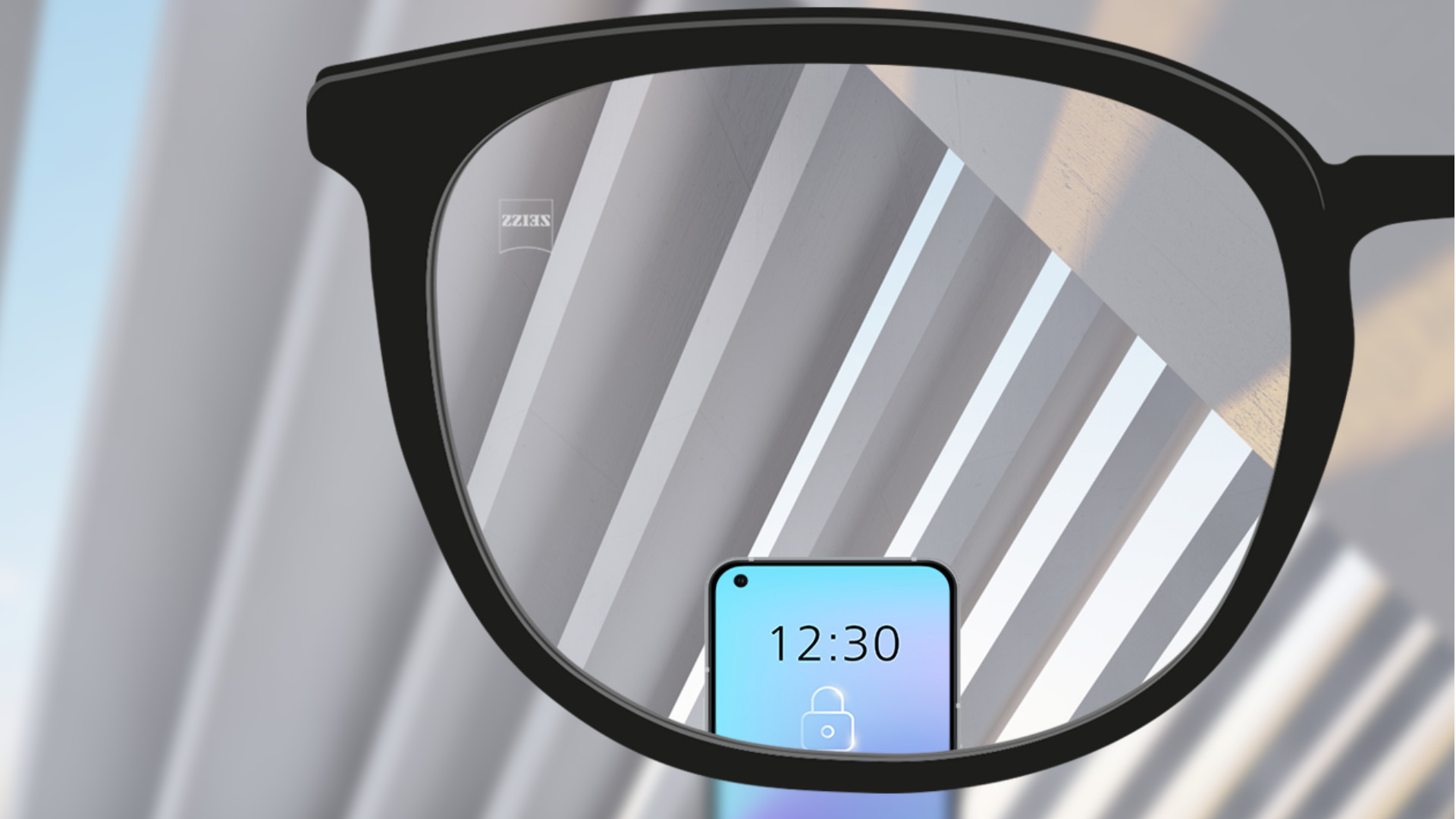 Näkökulmakuva täysin kirkkaiden ZEISS Single Vision SmartLife -linssien läpi älypuhelimeen.