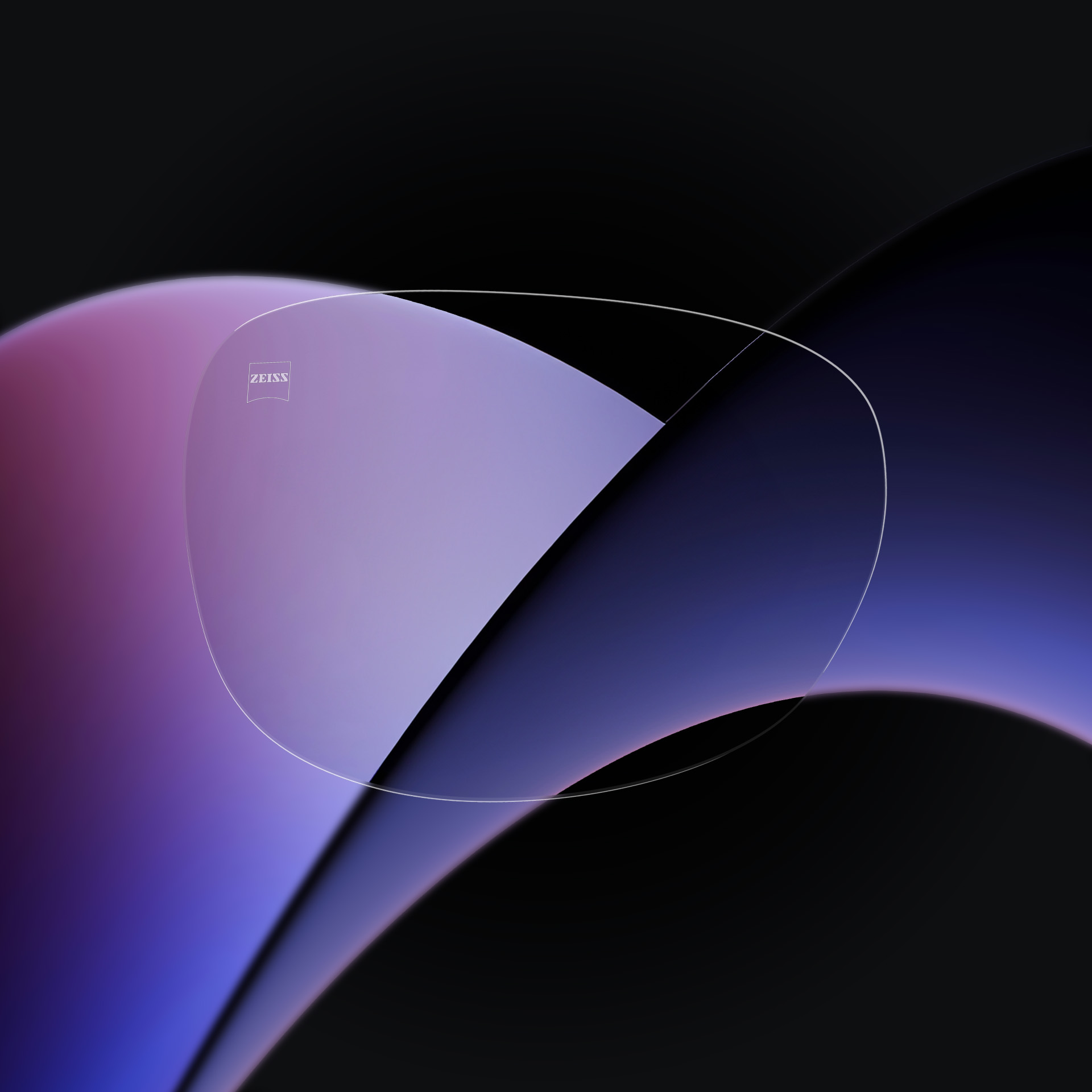 ZEISS ClearMind mustan taustan edessä.