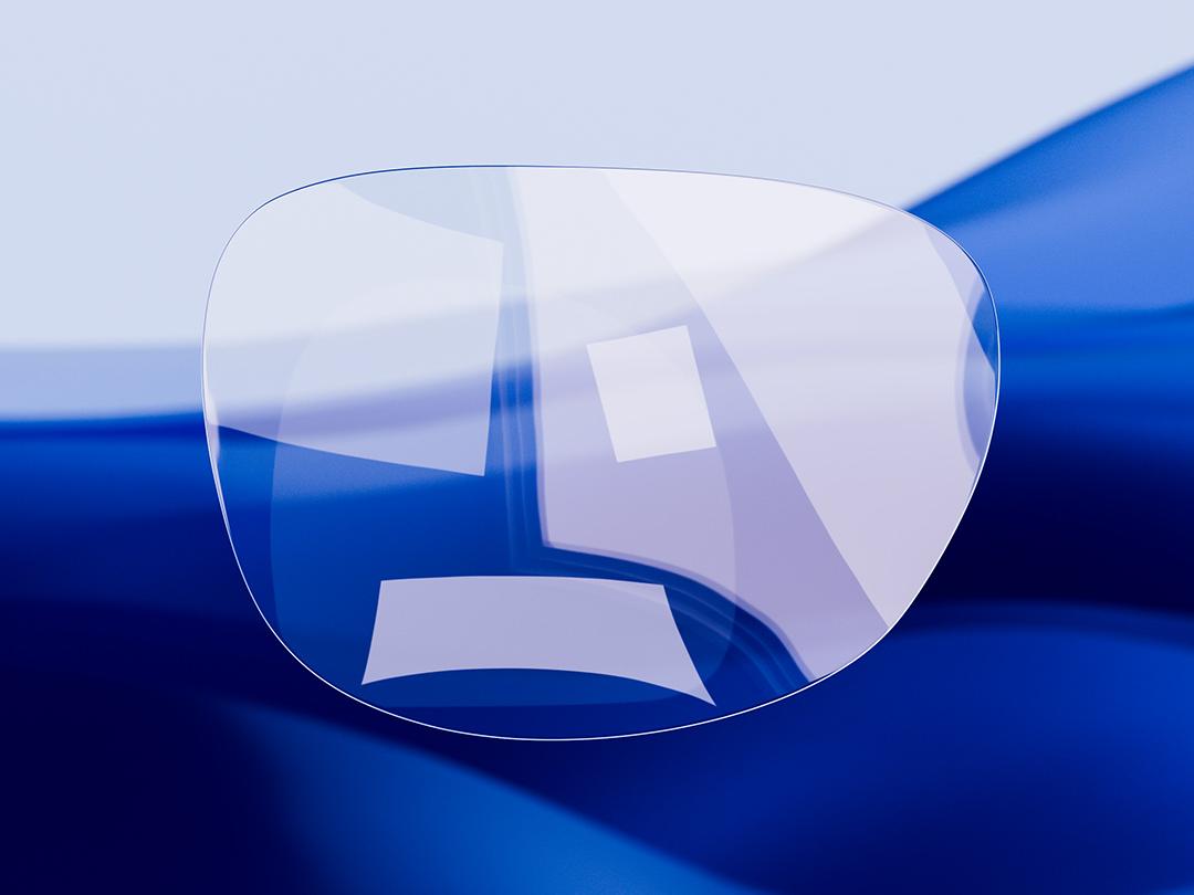 Jaettu kuva, jonka toisella puolella on selkeä ja puhdas ZEISS-linssi, toisella puolella voimakkaasti heijastava perinteinen silmälasilinssi, kuva korostaa optiikan laatueroa.