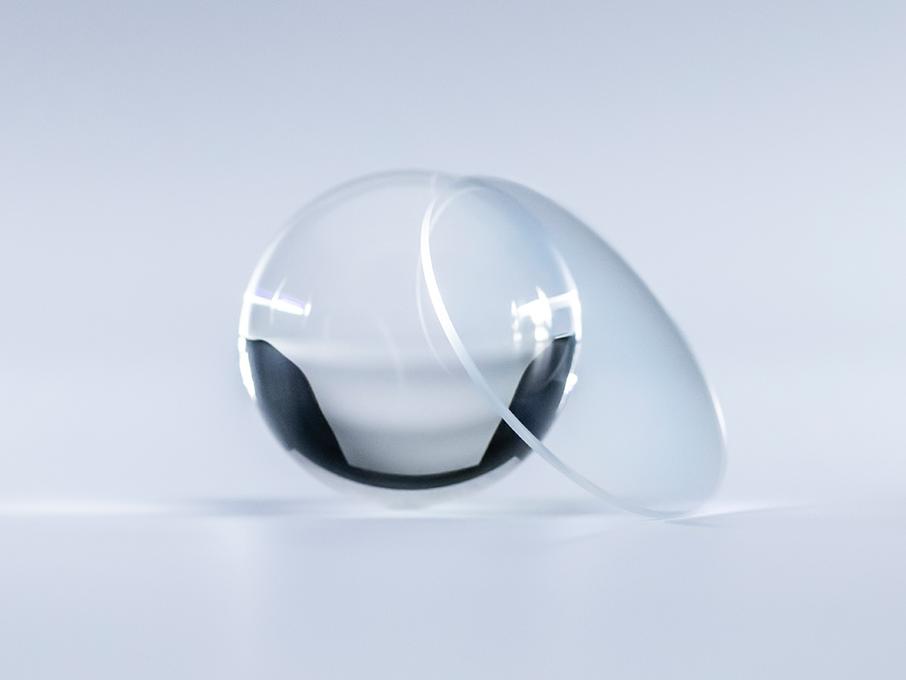 Linssi, jossa on ZEISS Platinum -pinnoite, on kristallinkirkas ja heijastukseton verrattuna vieressä olevaan lasipalloon.