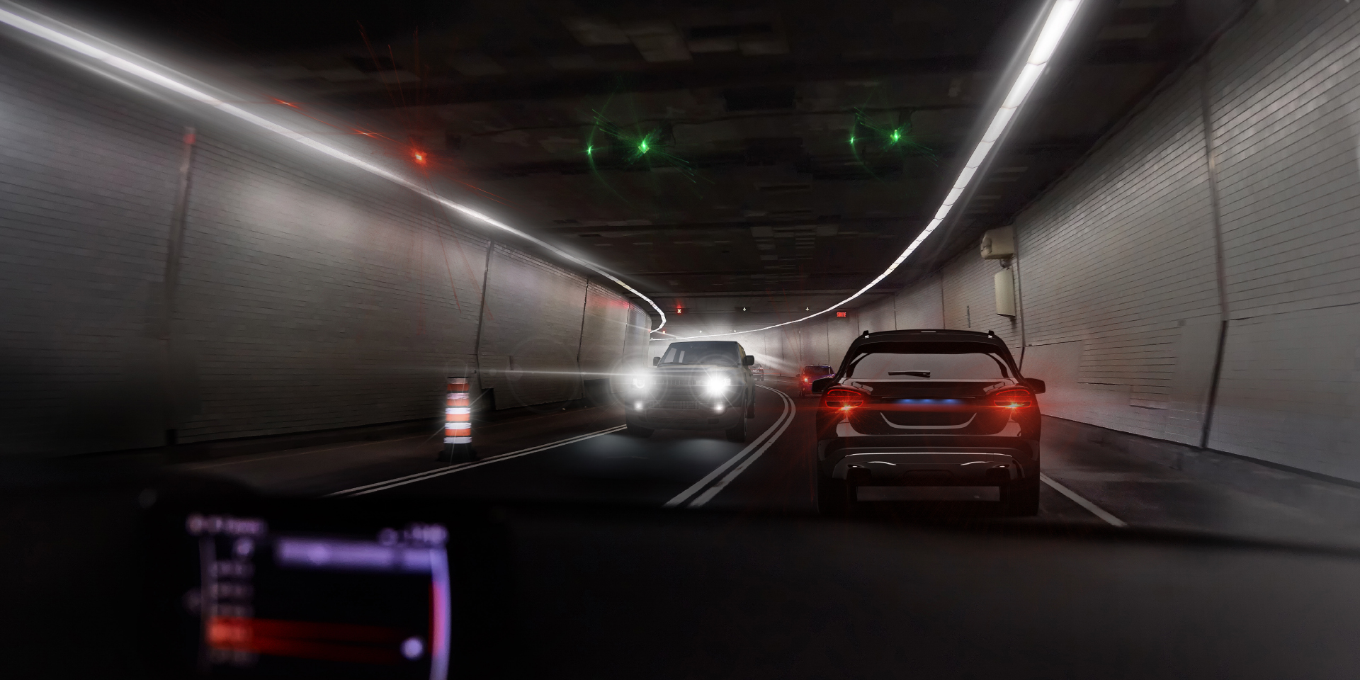 Kaksi näkökulmakuvaa kuljettajasta, joka ajaa tunnelissa ja vastaan tulee muuta liikennettä. Toisessa kuvassa näkyy häikäisyä autojen ja tunnelin valoista, ja toisessa kuvassa häikäisyä on selkeästi vähemmän.