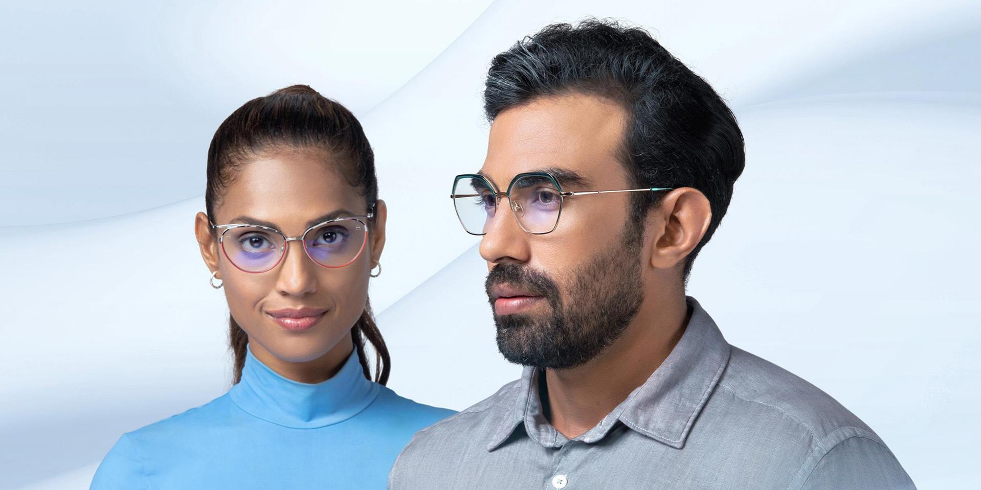 Keski-ikäinen nainen ja mies, joilla on ZEISS Progressive Light 2 -linssit.