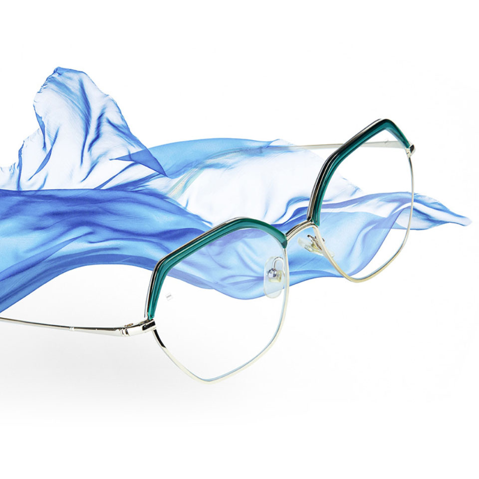 Kuva silmälaseista, joissa on ZEISS Progressive Light 2 -linssit, sekä sininen ilmassa liehuva kangas.