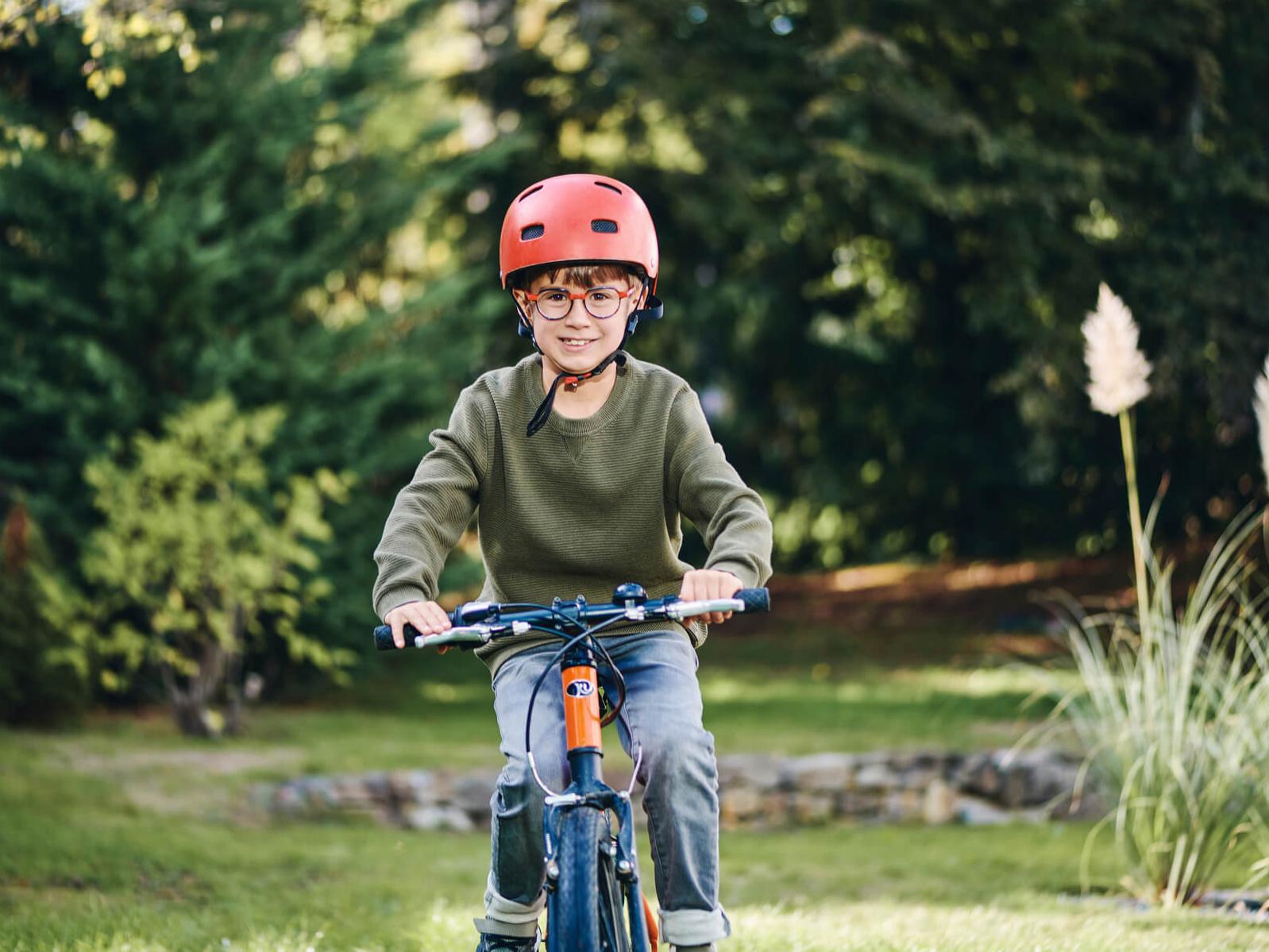 ZEISS Myopia Management -linssejä käyttävä poika ulkona polkupyörällään.