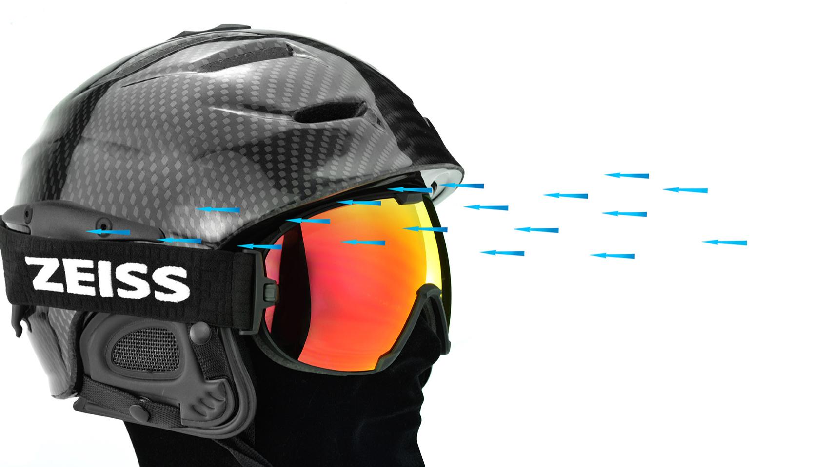 Musta kypärä ja punaiset ZEISS-laskettelulasit