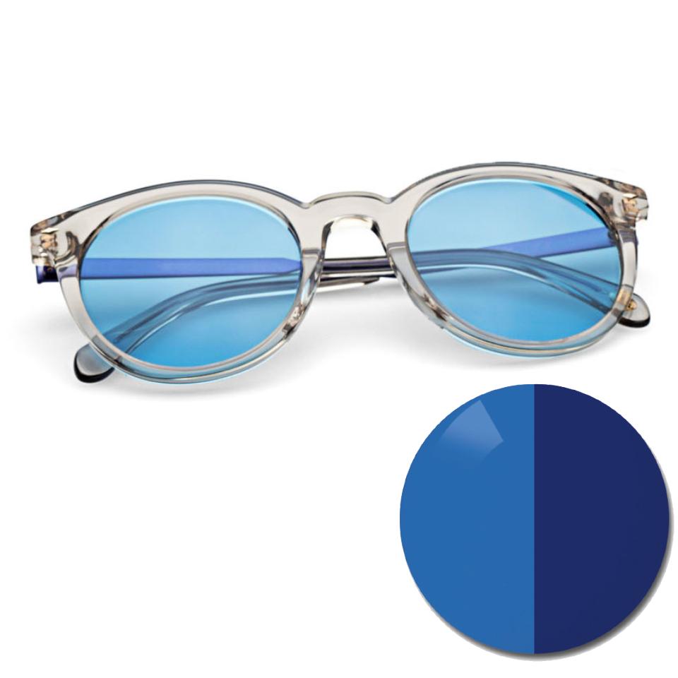 Lasit, joissa on ZEISS AdaptiveSun -linssit kiinteän sinisen värisinä sekä väripilkku, jossa näkyy vaalea ja tummunut värisävy.