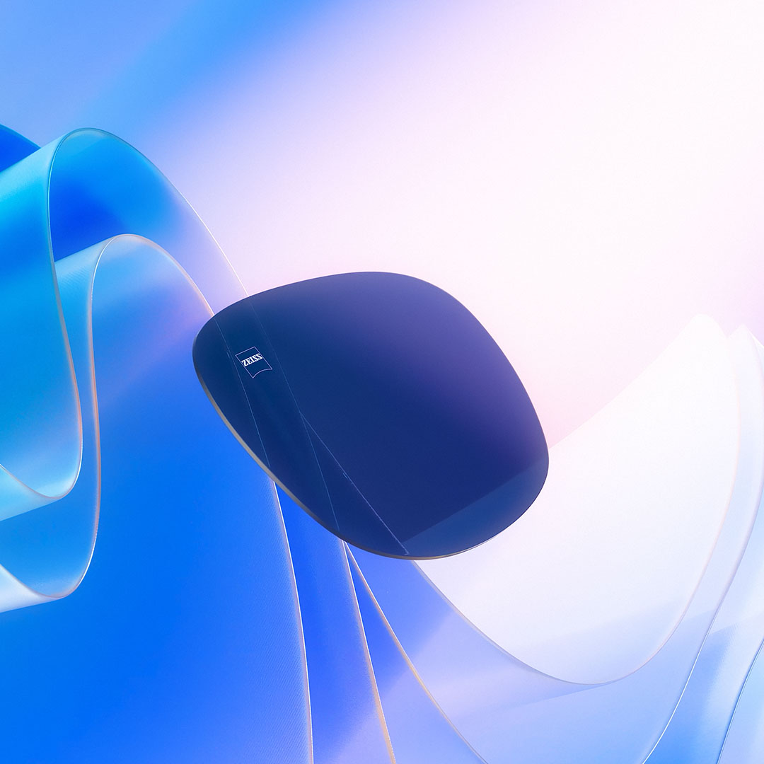 CGI-havainnekuva, jossa värillinen linssi leijuu auringonvaloa vasten ja joka havainnollistaa linssin kykyä pysäyttää UV-säteet