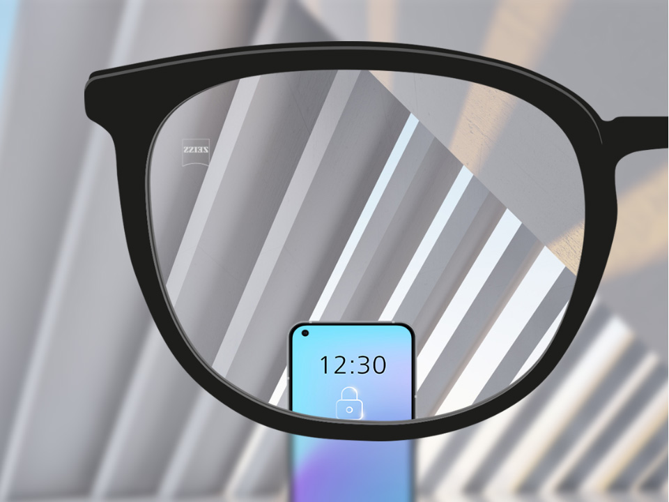 Näkökulmakuva täysin kirkkaiden ZEISS Single Vision SmartLife -linssien läpi älypuhelimeen. 