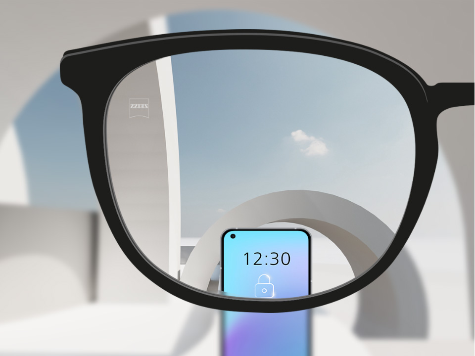 Näkökulmakuva täysin kirkkaiden ZEISS Single Vision SmartLife -linssien läpi älypuhelimeen.