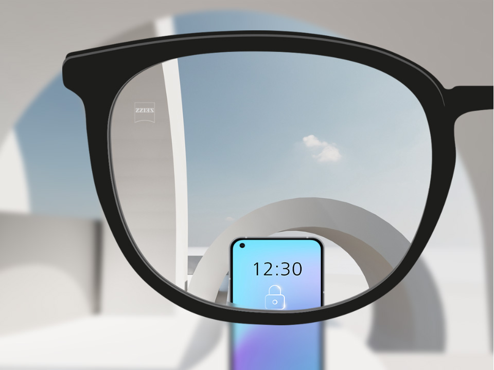Näkökulmakuva täysin kirkkaiden ZEISS Single Vision SmartLife -linssien läpi älypuhelimeen.