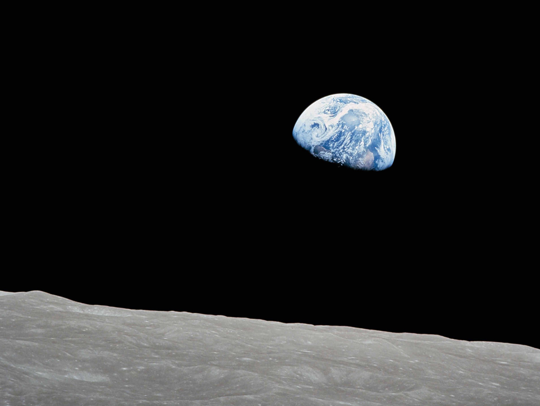 Näkymä, joka avautuu, kun seisoo kuun pinnalla ja katsoo kohti maata.