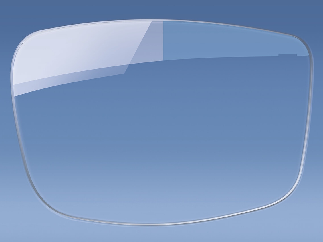 Kuva silmälasilinsseistä heijastuksia ehkäisevällä pinnoitteella ja ilman sitä 