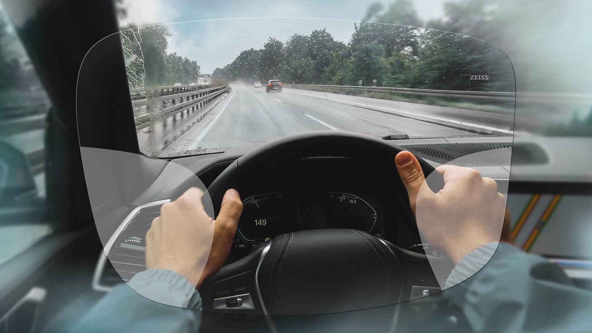 Kuva ZEISS DriveSafe Progressive Individual -linsseistä. Kuva näyttää linssien läpi avautuvan näkymän. 