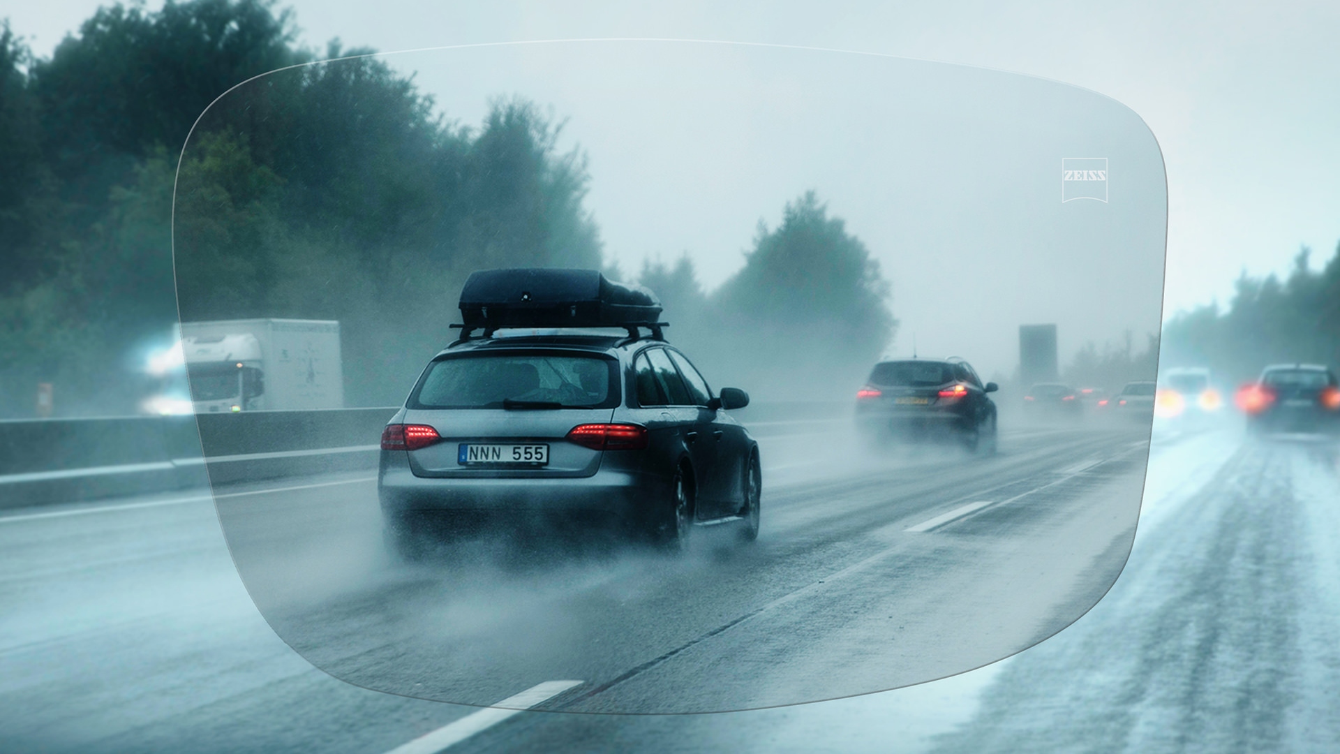 Näkymä ZEISS DriveSafe Individual -linssien läpi moottoritielle sateisena päivänä 