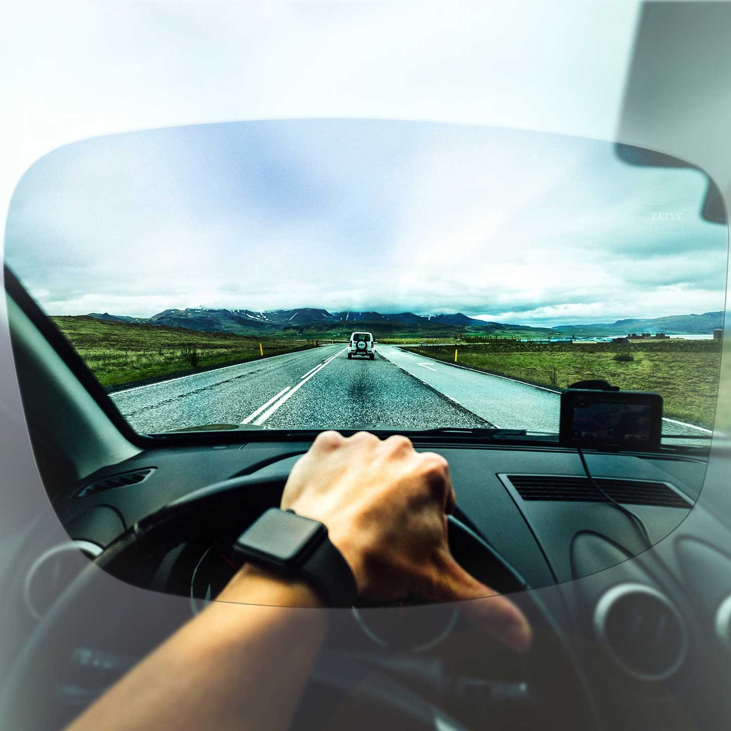 Selkeä näkymä kuljettajan näkökulmasta tielle ja maisemaan Drive-kokoelmaan kuuluvan ZEISS-linssin läpi