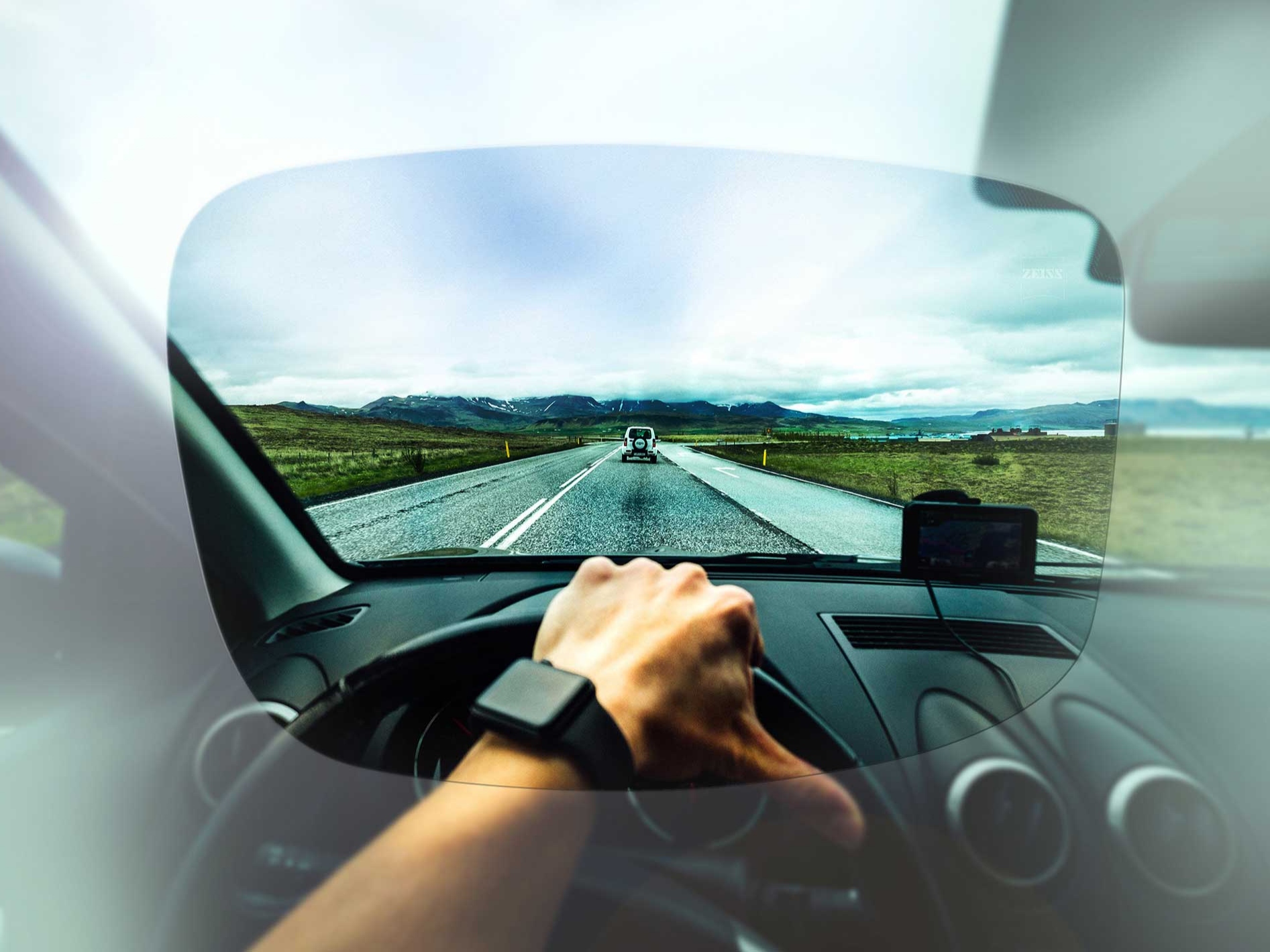 Selkeä näkymä kuljettajan näkökulmasta tielle ja maisemaan Drive-kokoelmaan kuuluvan ZEISS-linssin läpi