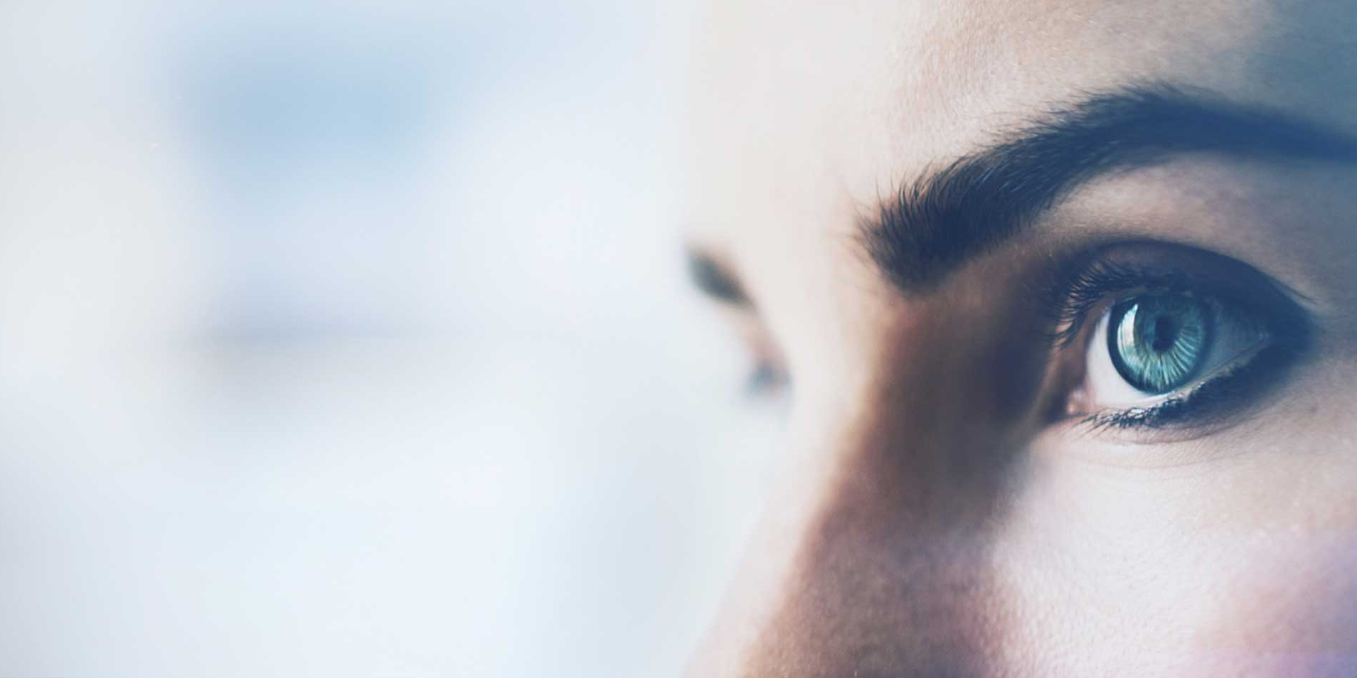 Lähikuva naisen silmästä visuaalisilla efekteillä, eristettynä valkoisella taustalla